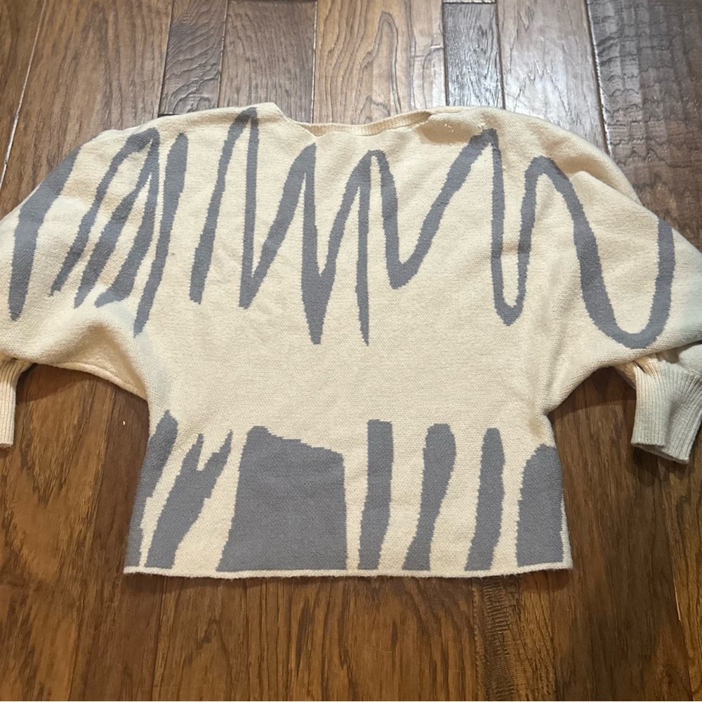 Size Medium/6 adorable cream with gray detail from SHEIN. Acrylic/Polyester. $10
